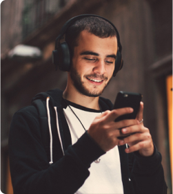 Homem jovem com fone de ouvido usando o celular
